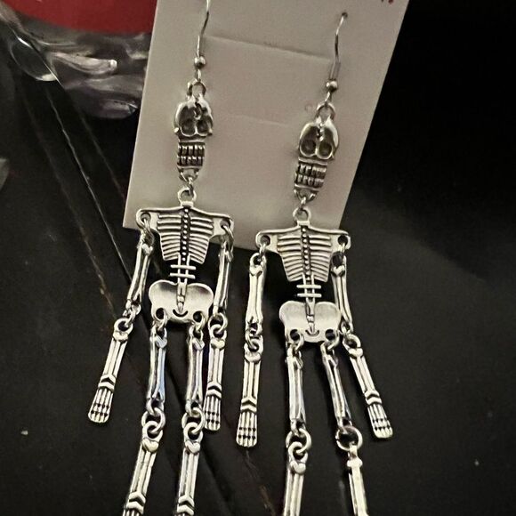 🩶 ON SALE 🩶 Betsey Johnson Metallic Skeleton Dangle Earrings 🩶 - Picture 9 of 10